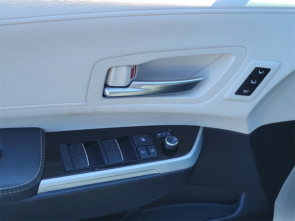 2025 Toyota Sienna Platinum 7 Passenger
