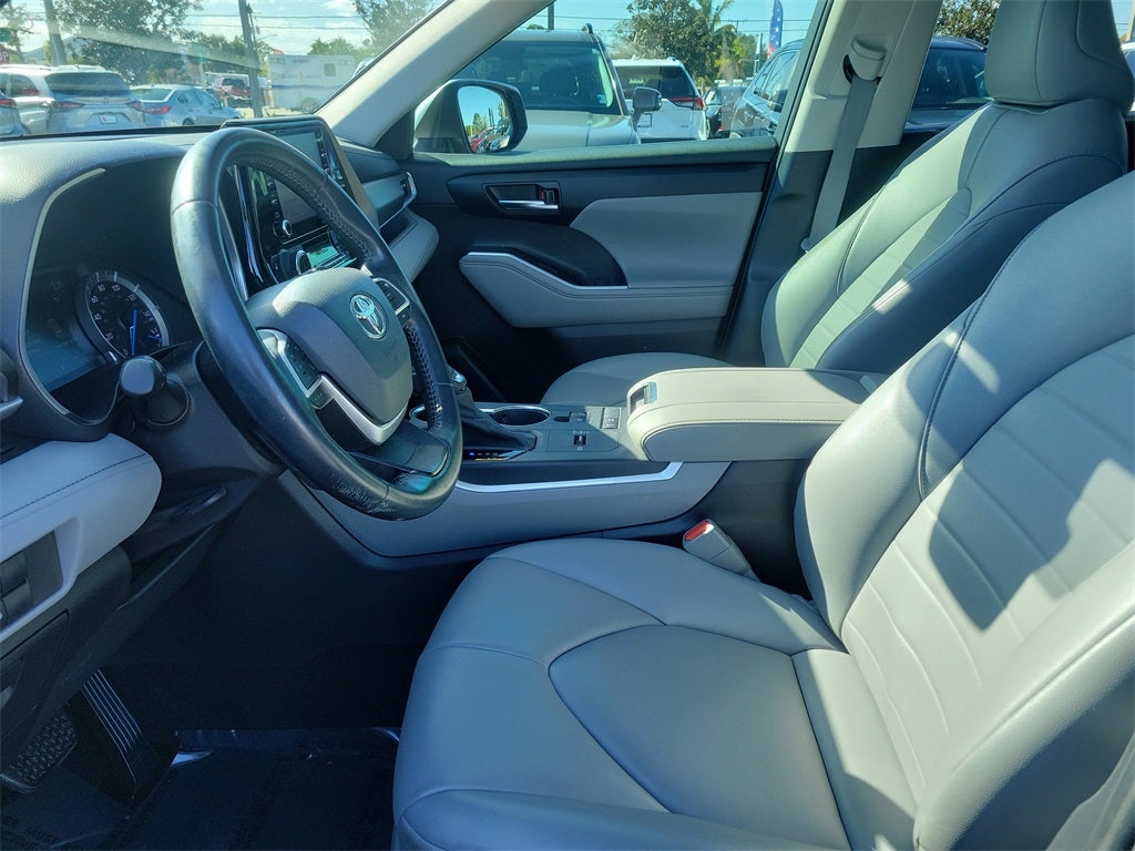 2022 Toyota Highlander Hybrid XLE