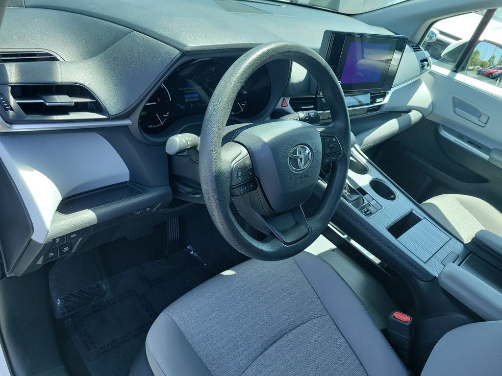 2025 Toyota Sienna LE 8 Passenger
