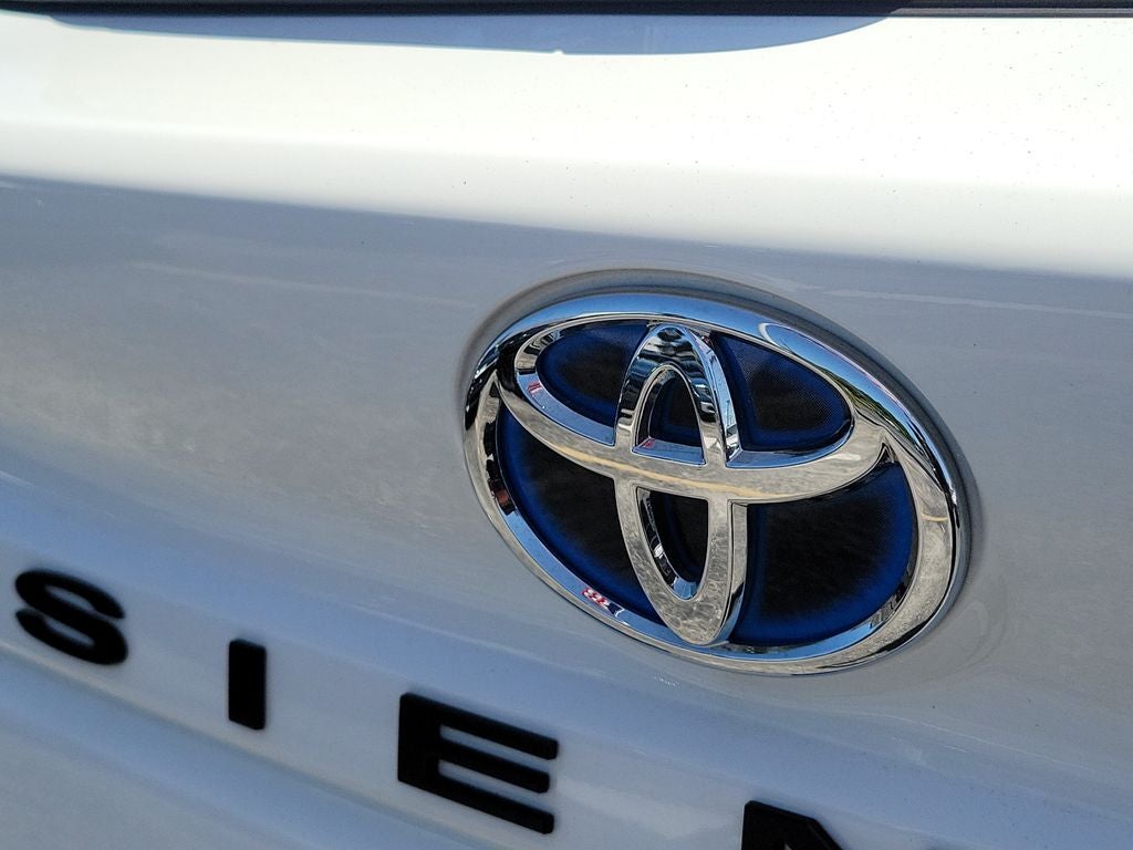 2025 Toyota Sienna LE 8 Passenger