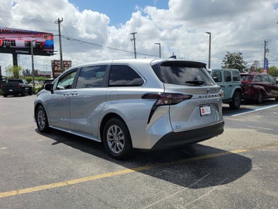 2025 Toyota Sienna XLE 8 Passenger