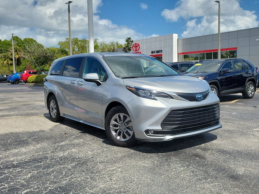 2025 Toyota Sienna XLE 8 Passenger