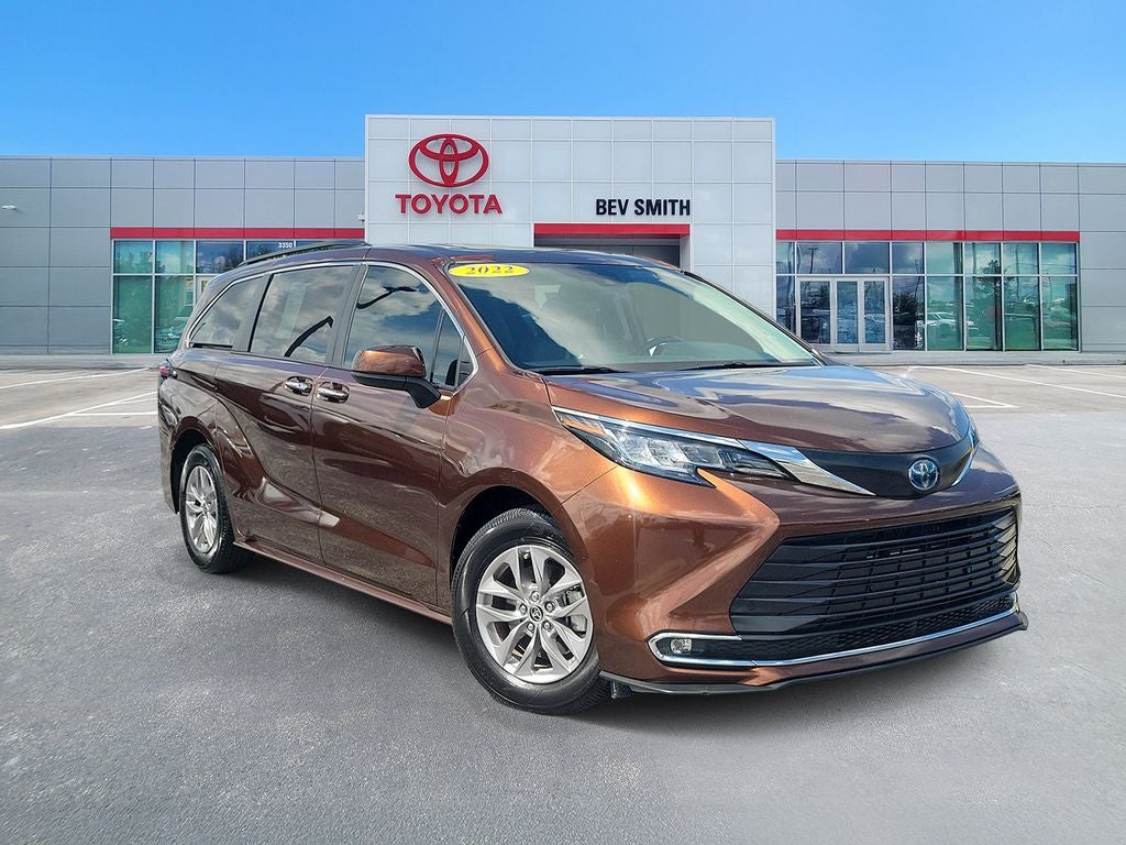 2022 Toyota Sienna XLE 8 Passenger