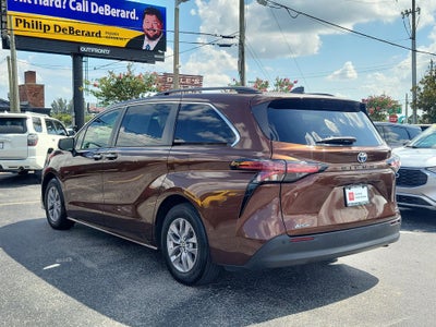 2022 Toyota Sienna XLE 8 Passenger