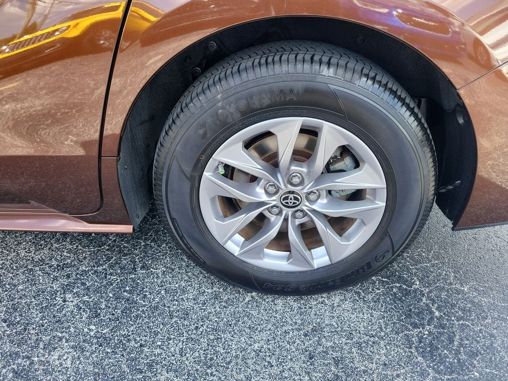 2022 Toyota Sienna XLE 8 Passenger