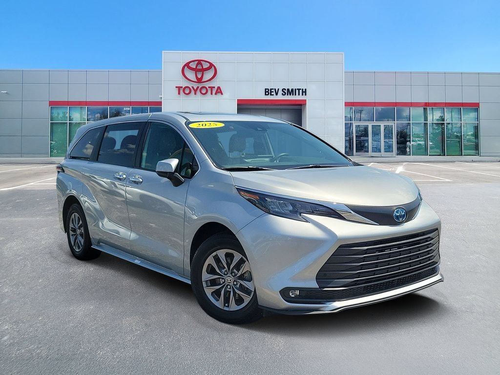 2025 Toyota Sienna XLE 8 Passenger