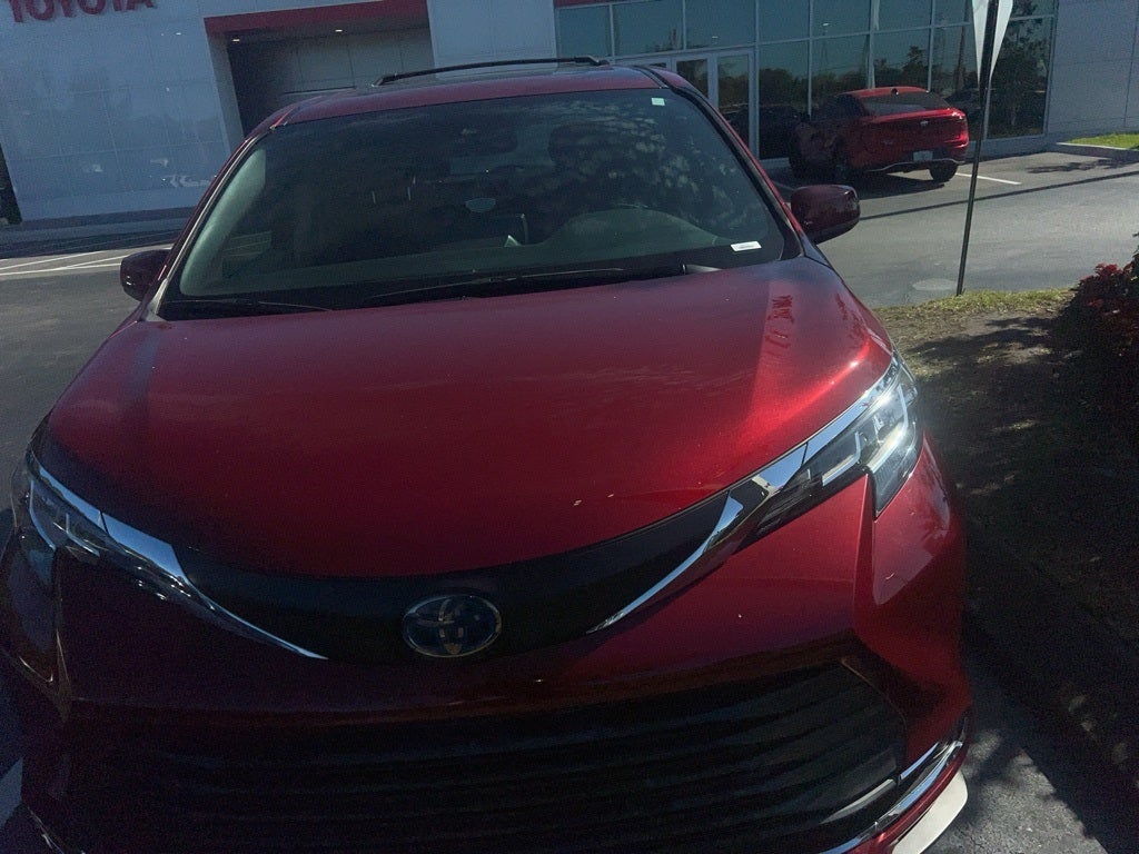 2021 Toyota Sienna XLE 8 Passenger